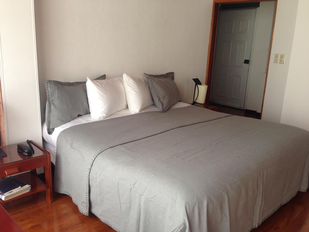 Hotel Santa Monica Bogota Room photo